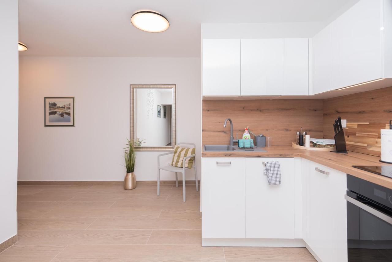 Apartment Emmi Omiš Exteriör bild